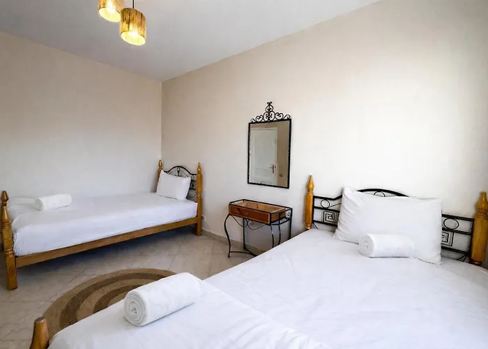 Beachfront 4 Bedrooms L Paradise Sea View Garden Apartment *